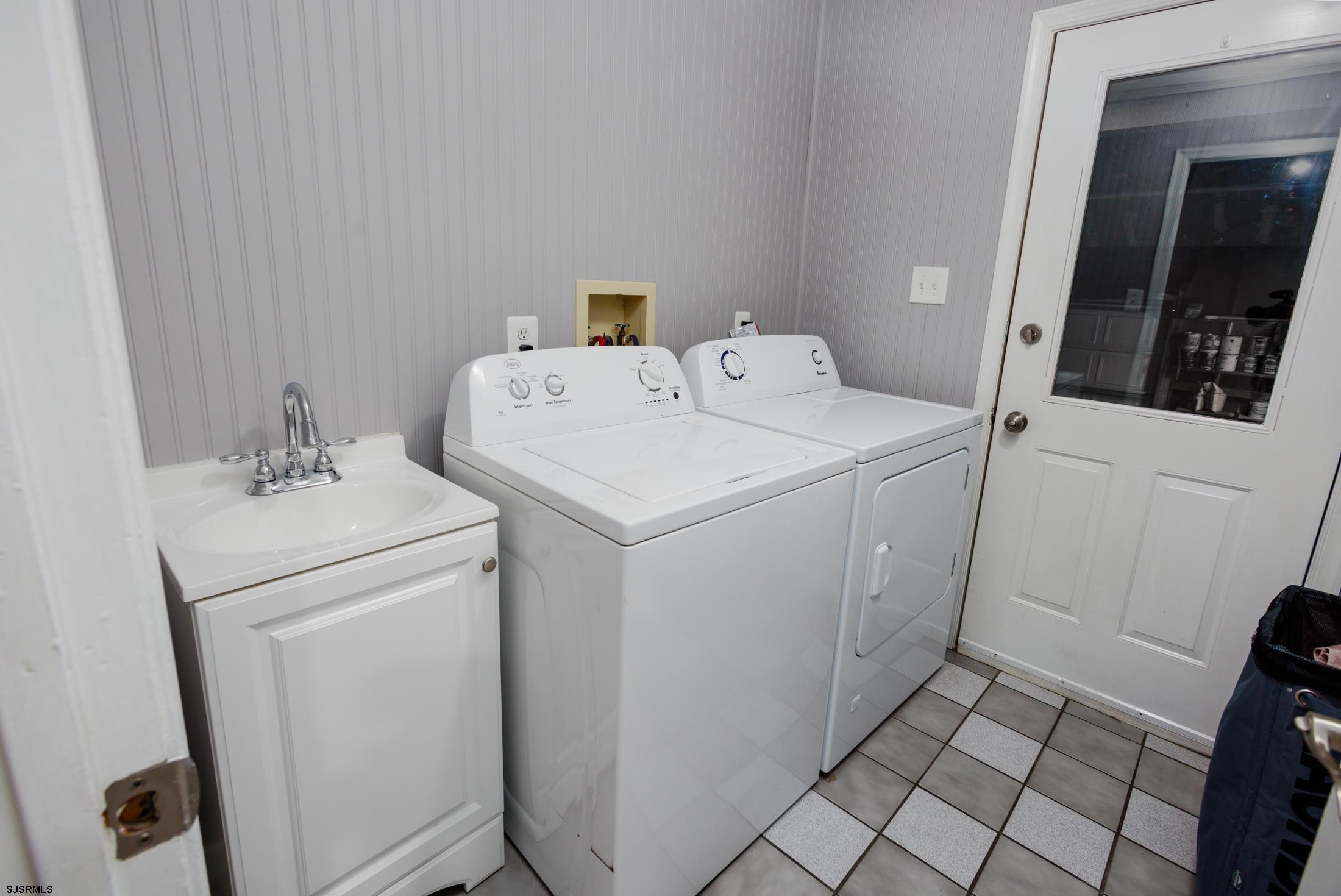 816 Chelsea Road Absecon, NJ 08201 - Photo 40 of 41 a utility room with dryer and washer