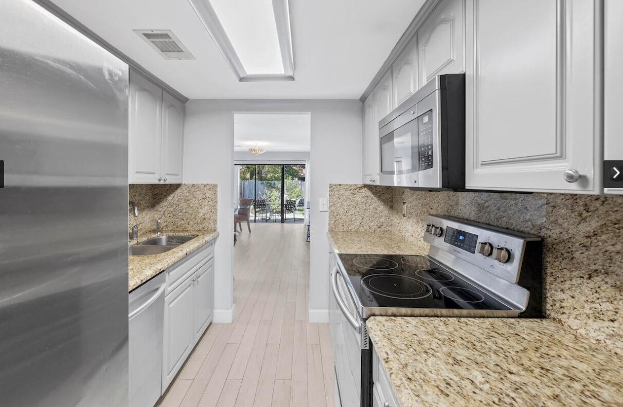 12702 Peconic Court Wellington, FL 33414 - Photo 5 of 14 Kitchen