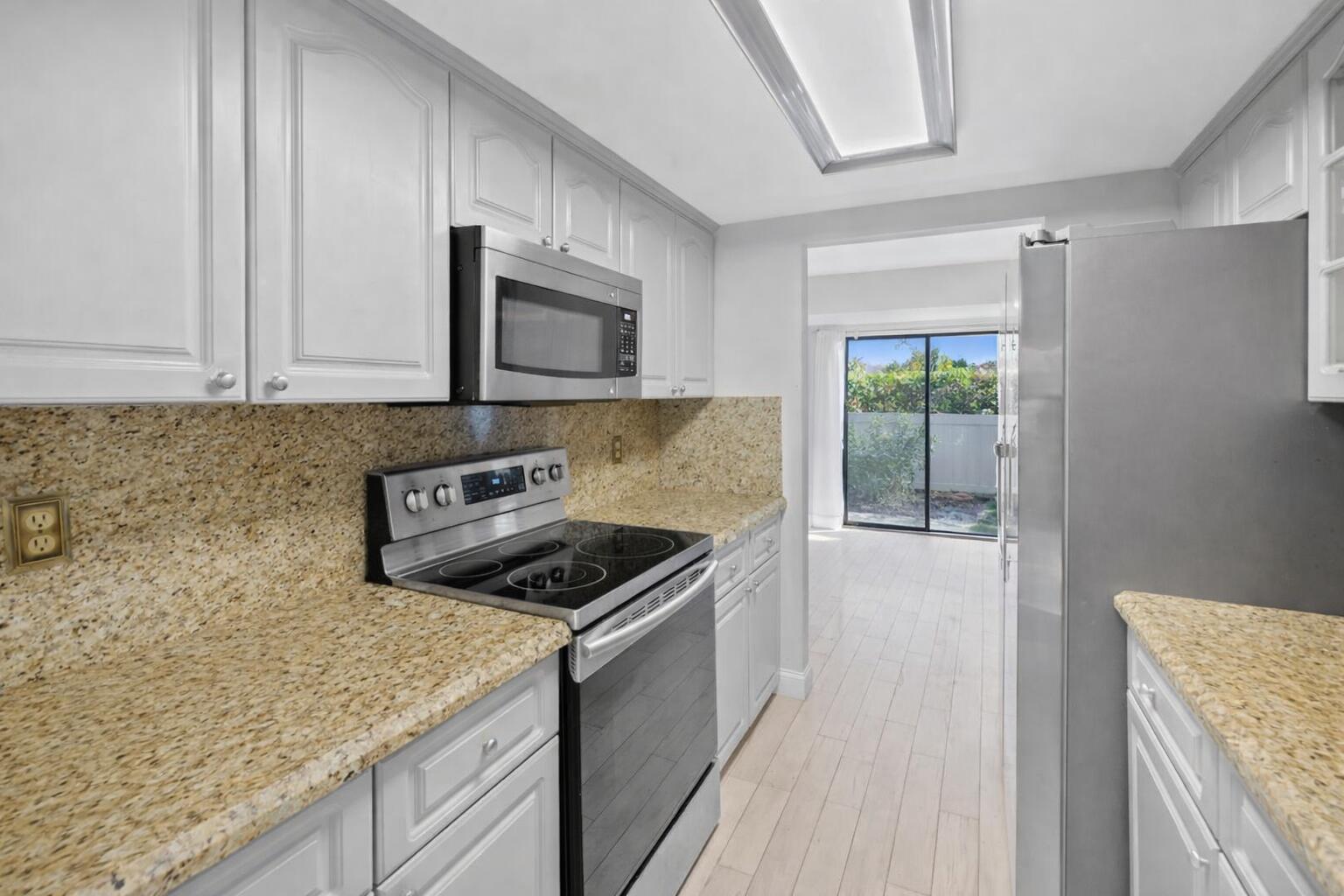 12702 Peconic Court Wellington, FL 33414 - Photo 6 of 14 Kitchen