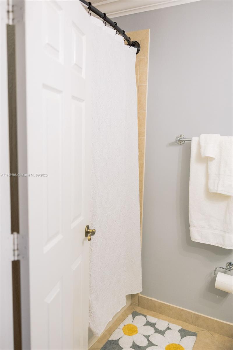 3923 Cascade Terrace Weston, FL 33332 - Photo 59 of 82 a bathroom with a sink and a mirror