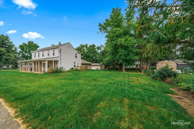 a view of a house with backyard and garden