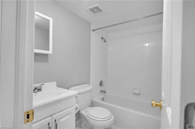$1,700 | 4617 Bayshore Drive, Unit H2, Naples, FL 34112