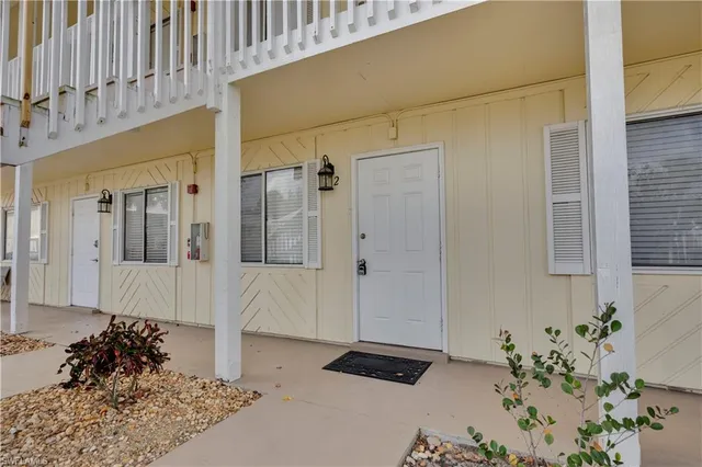 $1,700 | 4617 Bayshore Drive, Unit H2, Naples, FL 34112