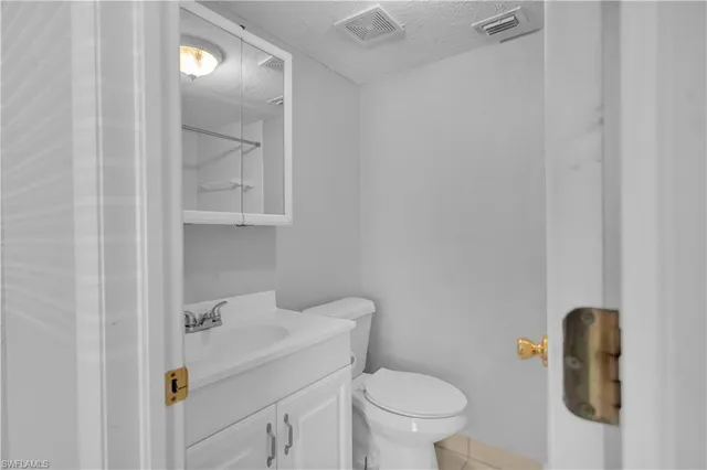 $1,700 | 4617 Bayshore Drive, Unit H2, Naples, FL 34112