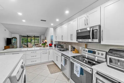$159,900 | 61 Eastgate Drive, Unit D, Boynton Beach, FL 33436