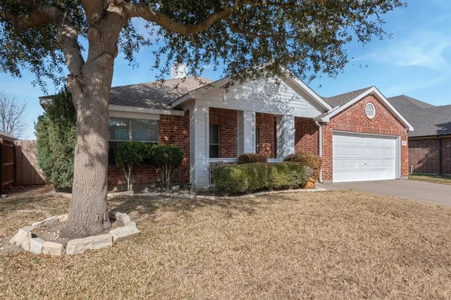 $367,500 | 820 Forest Heights Drive, Fort Worth, TX 76036