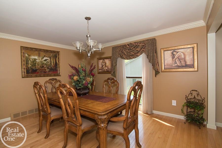 471 Lake Forest Road Rochester Hills, MI 48309 - Photo 5 of 32