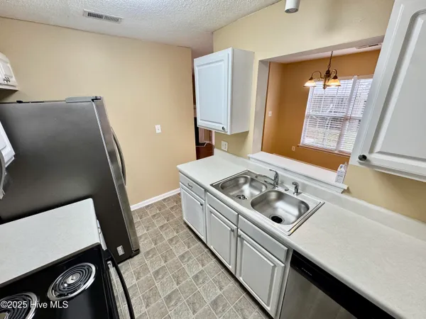 $1,400 | 2506 Bluff View Court, Unit B, Greenville, NC 27834