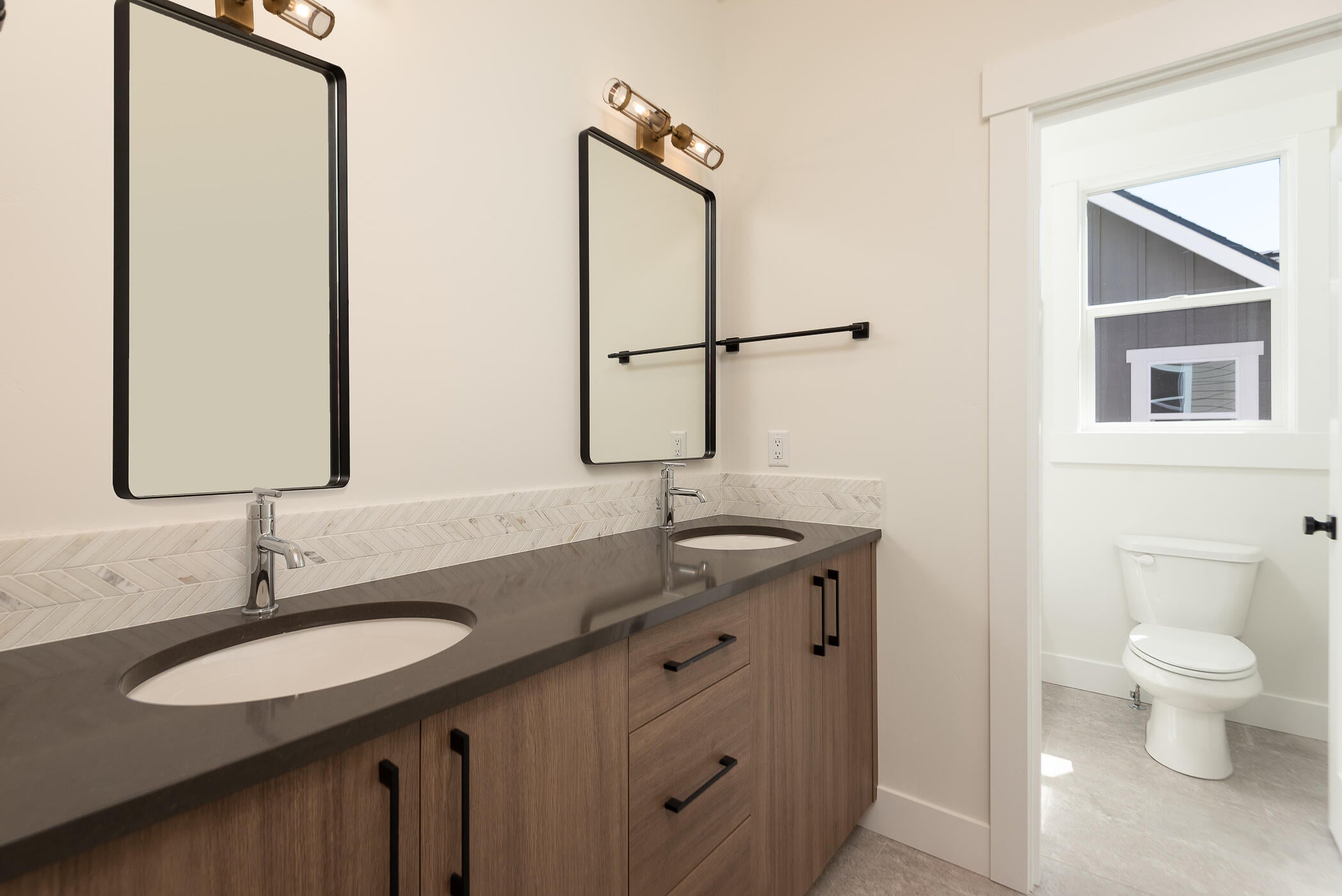 20474 Murphy Road Bend, OR 97702 - Photo 28 of 33 Guests Bathroom