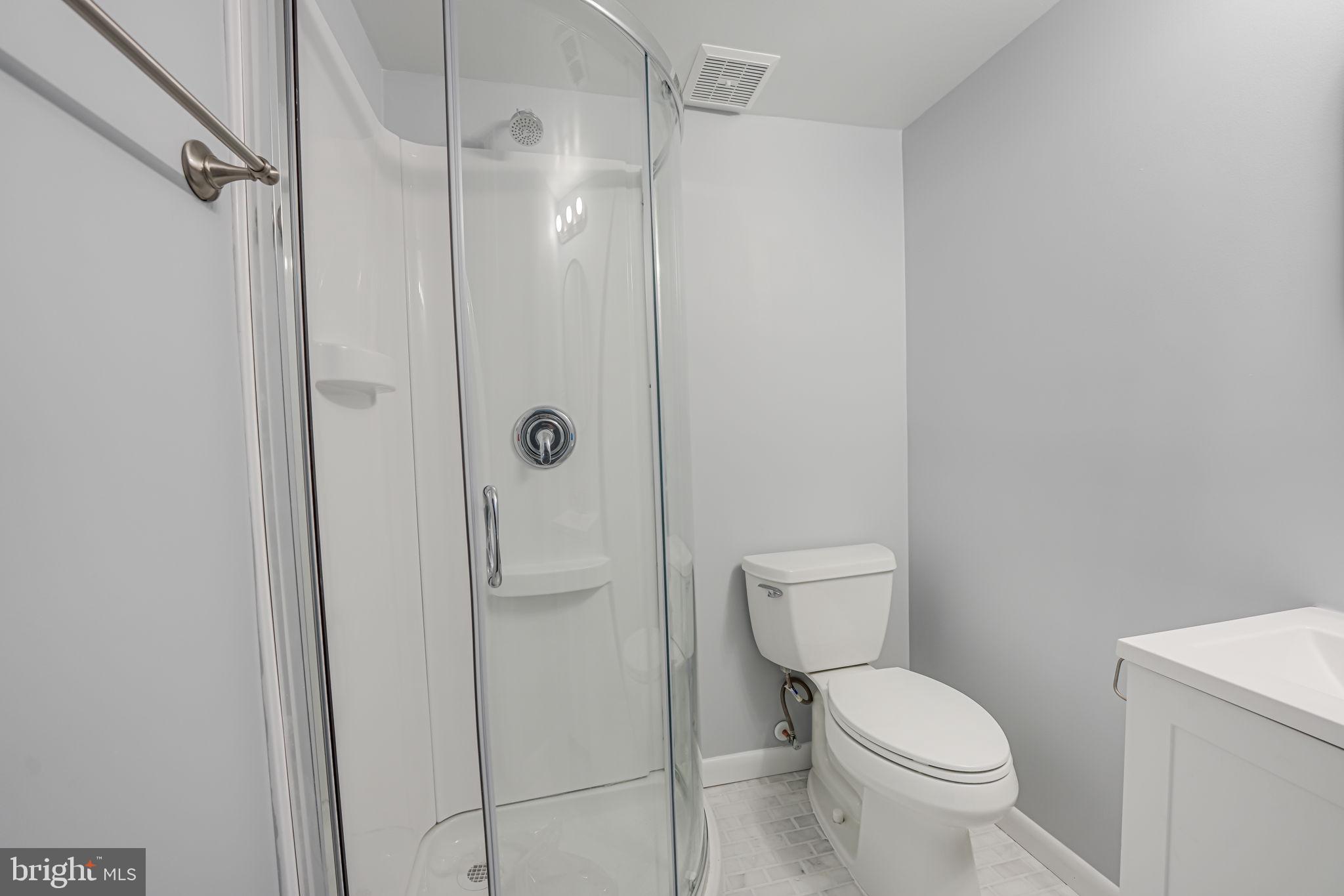 11601 Vantage Hill Road, Unit 22B Reston, VA 20190 - Photo 17 of 37 Full Master bath.