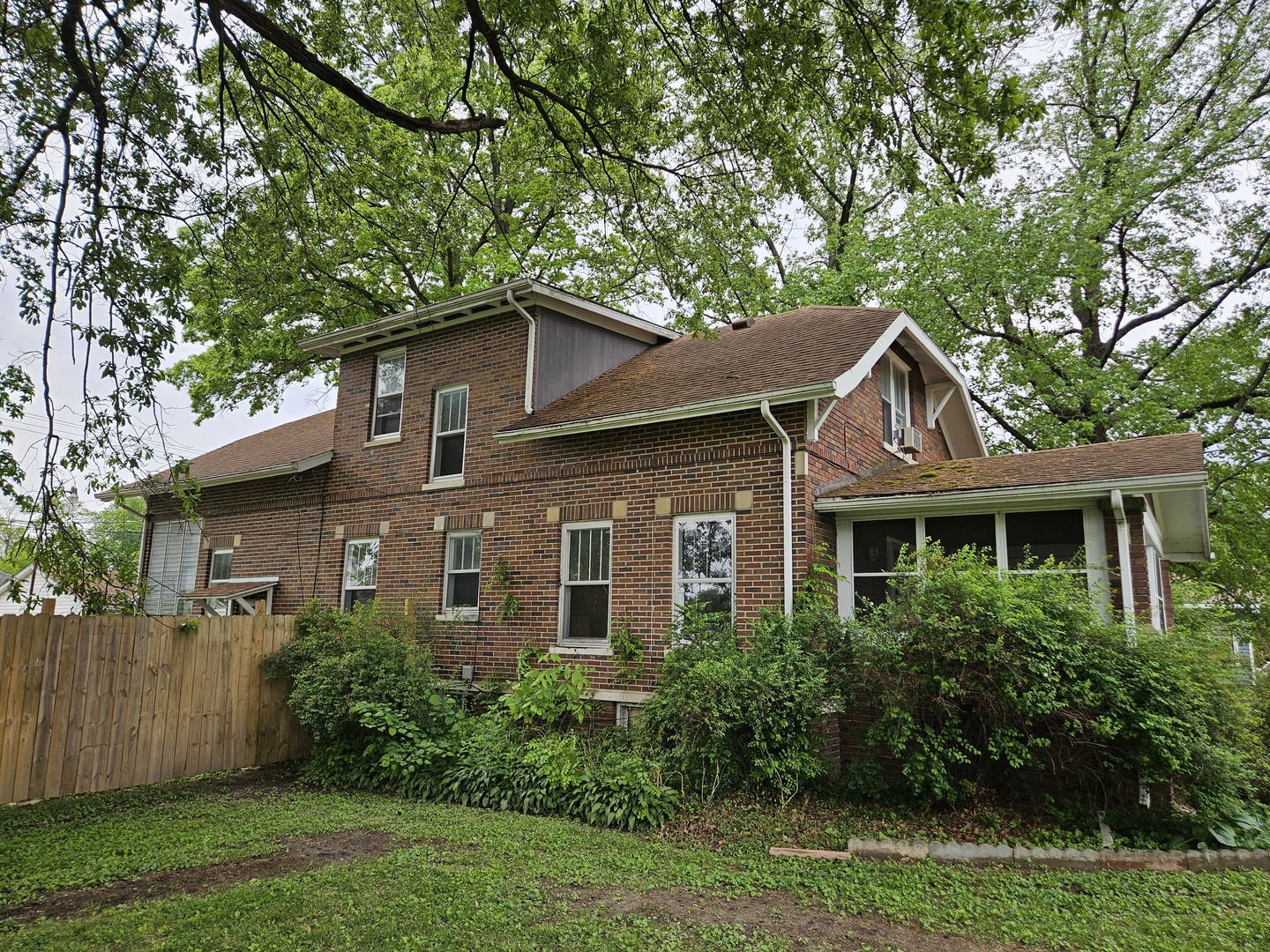 402 East 5th Street Flora, IL 62839 - Photo 6 of 29 a front view of a house with a yard