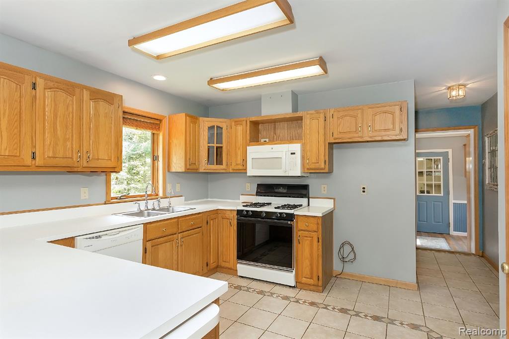 7653 Chase Lake Road Fowlerville, MI 48836 - Photo 9 of 52