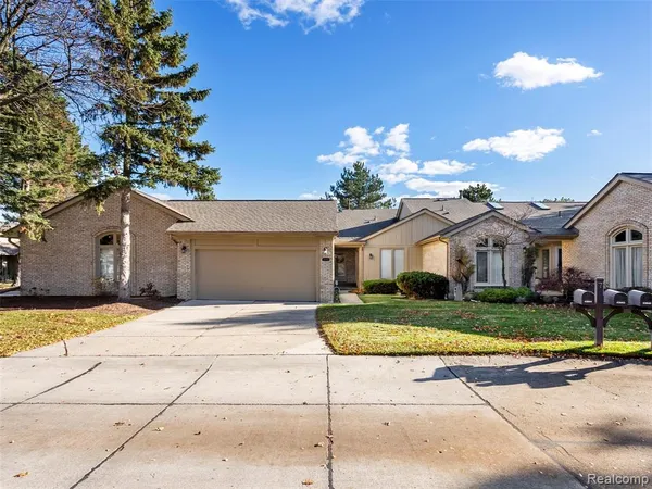 $379,900 | 43043 West Kirkwood Drive, Clinton Township, MI 48038
