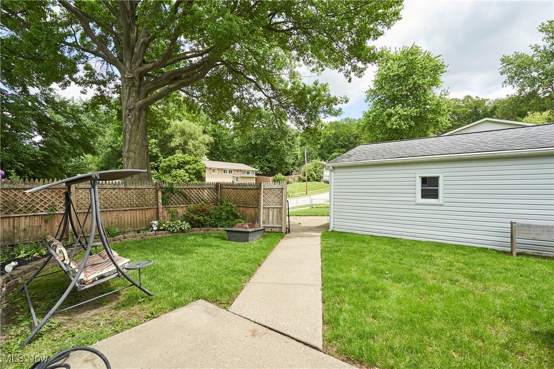 1658 Bronson Road Akron, OH 44305 - Photo 15 of 18 Private area to relax