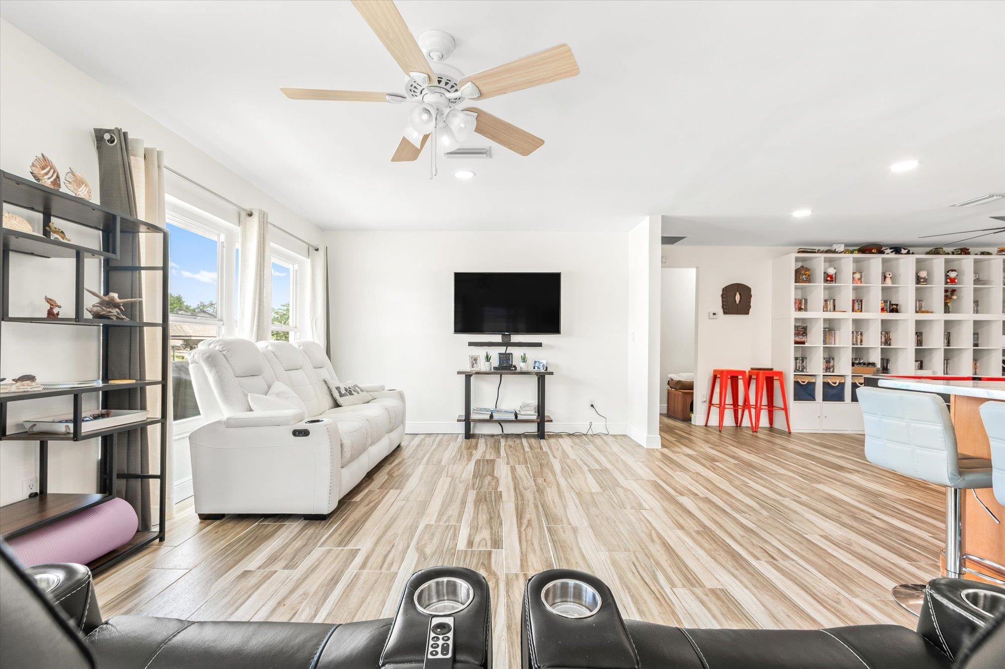 5 Cheyenne Court Palm Coast, FL 32137 - Photo 18 of 58 a living room with furniture and a flat screen tv