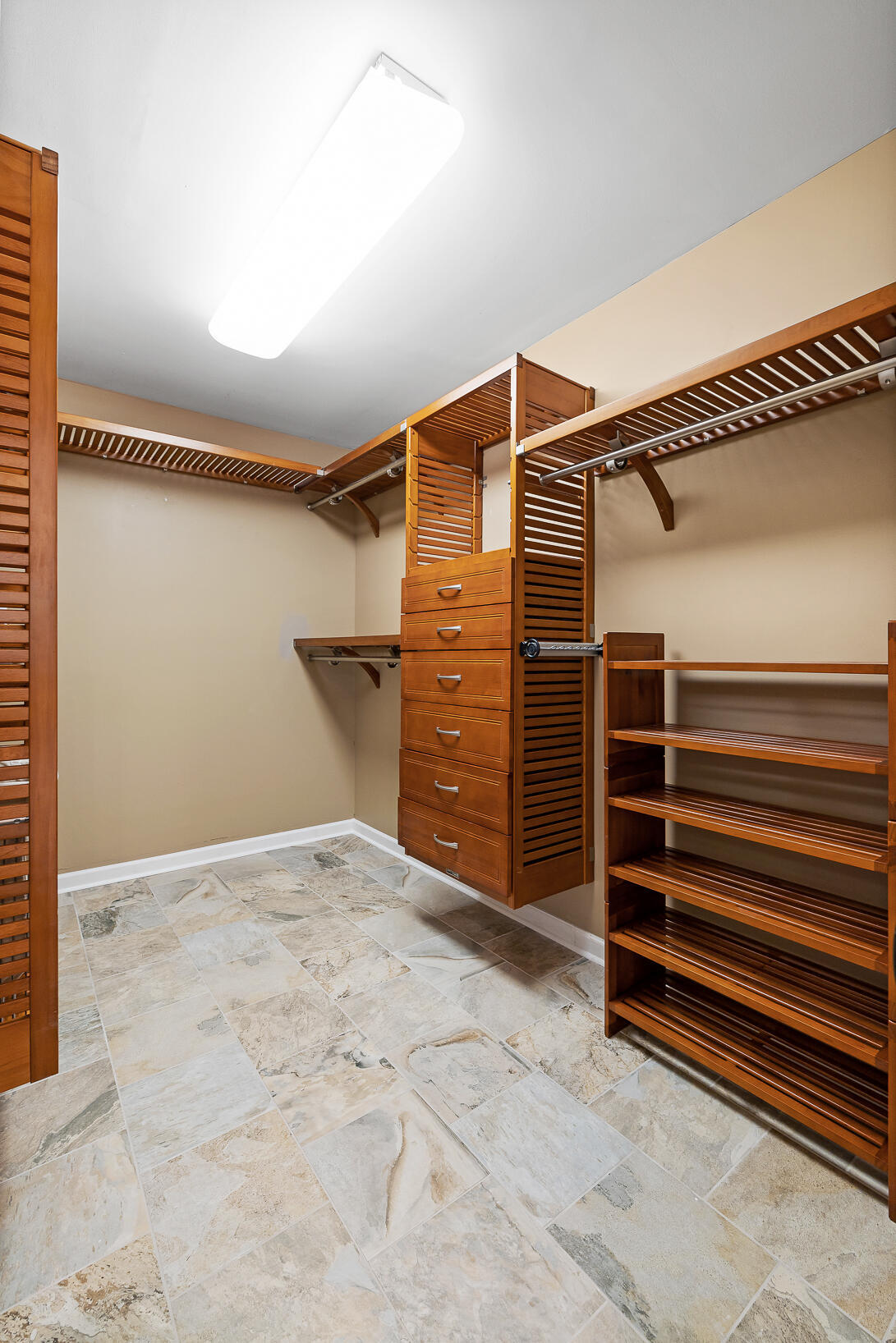 2040 Rock Bluff Road Hixson, TN 37343 - Photo 19 of 33 Master closet