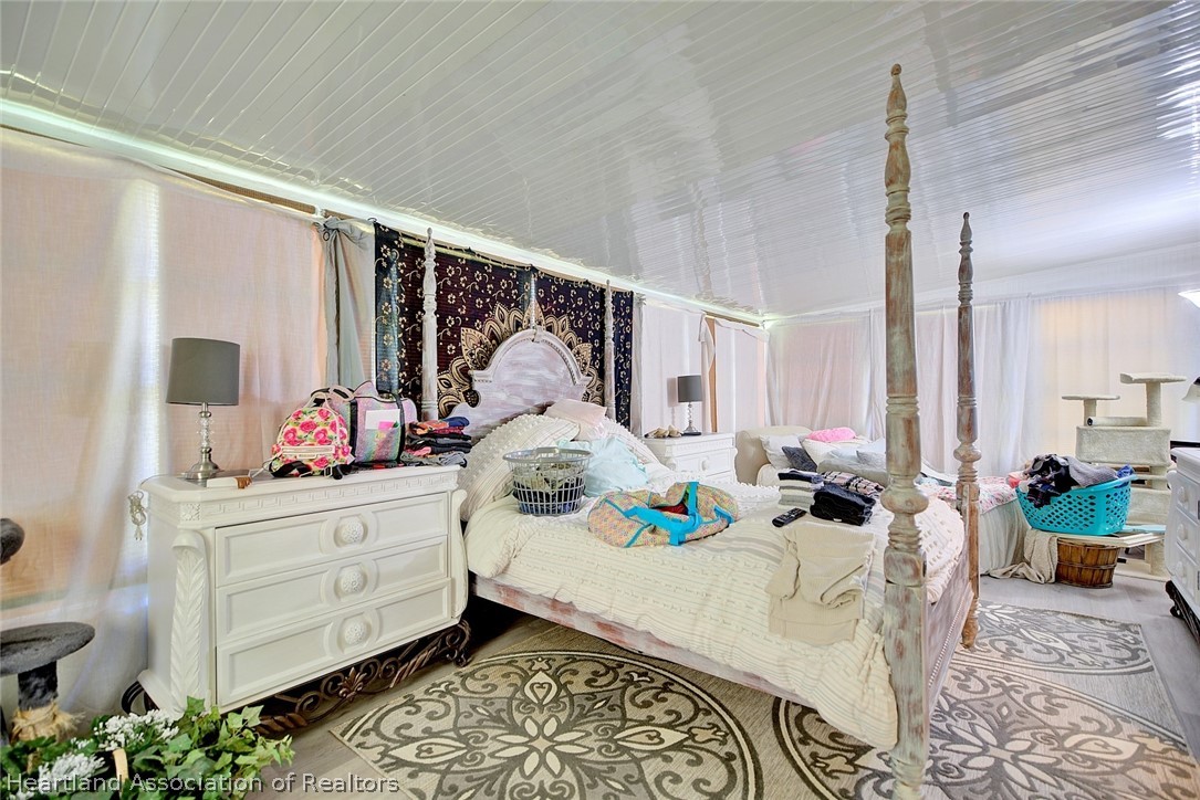 310 Pine Tree Lane Sebring, FL 33872 - Photo 9 of 28 a bed room with furniture and decor