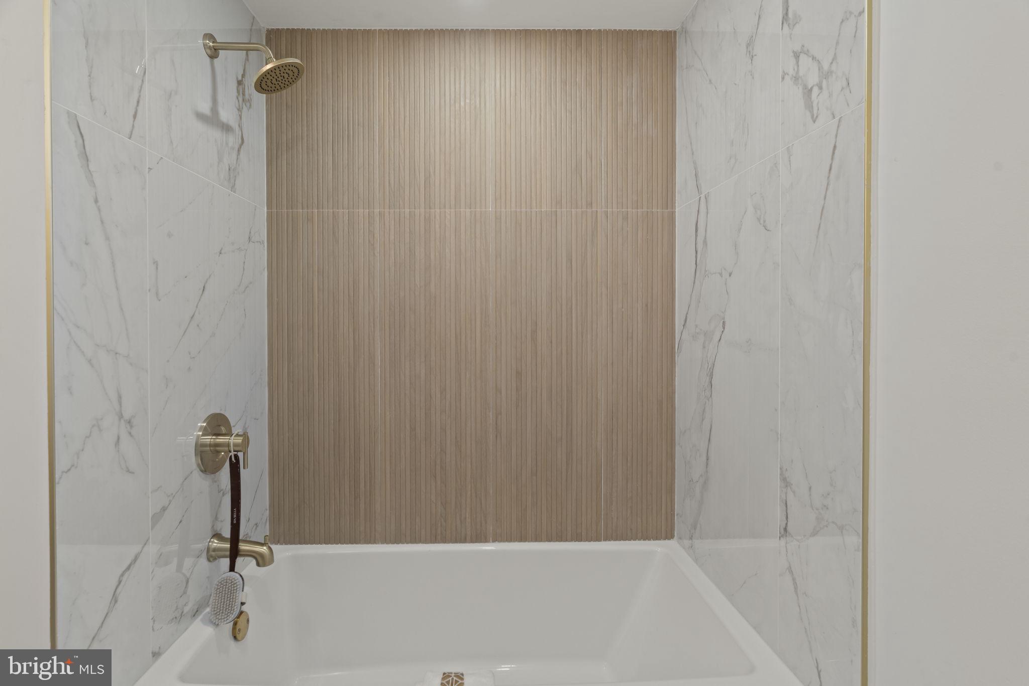 33 Millbridge Road Clementon, NJ 08021 - Photo 24 of 34 a bathroom with a bathtub