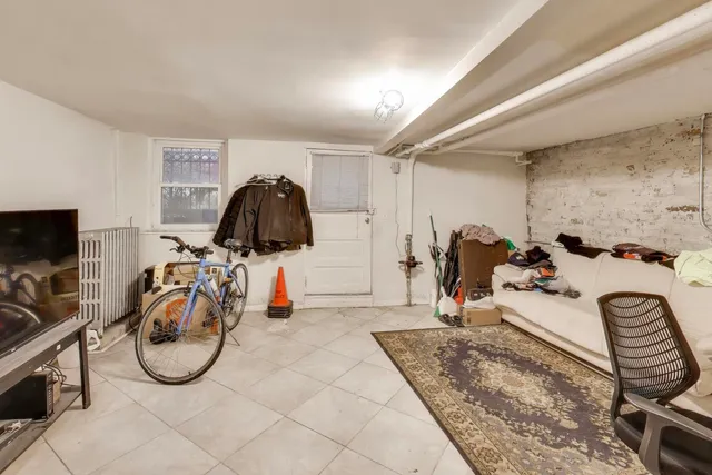 a view of livingroom with furniture