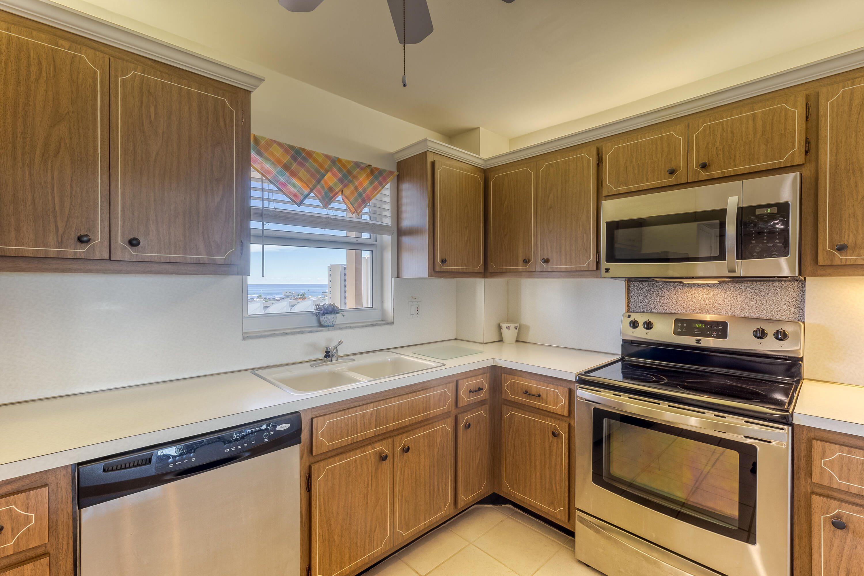 303 North Riverside Drive, Unit PH5 Pompano Beach, FL 33062 - Photo 28 of 46 Kitchen