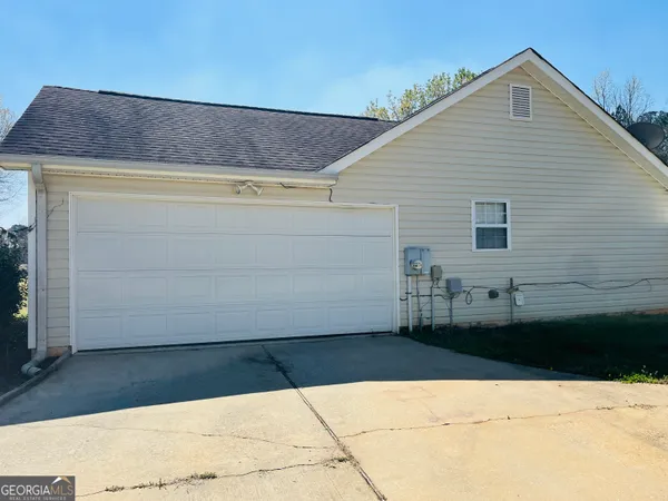 $2,000 | 405 Peeks Crossing Drive, Senoia, GA 30276