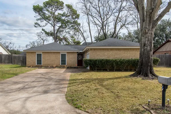 a view of a house with backyard and tree