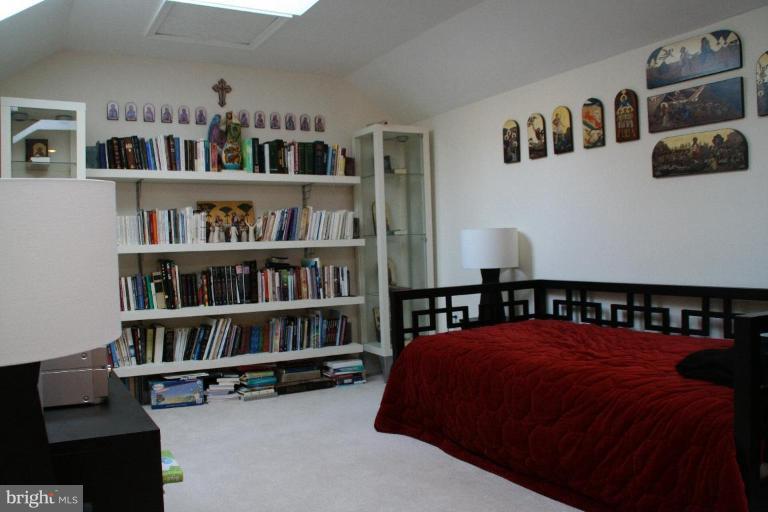 8212 Maple Ridge Avenue Springfield, VA 22153 - Photo 12 of 14 Loft