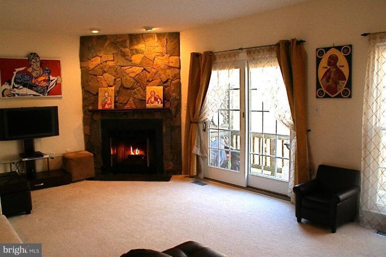 8212 Maple Ridge Avenue Springfield, VA 22153 - Photo 6 of 14 Living Room