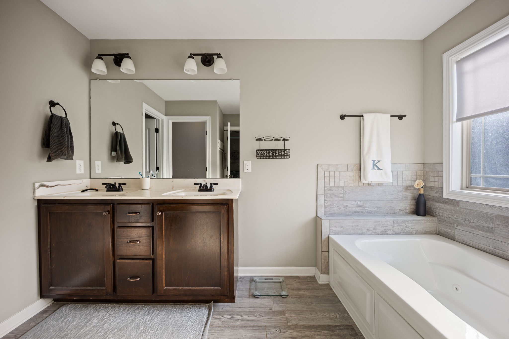 671 Salem Ridge Road Clarksville, TN 37040 - Photo 20 of 42 a bathroom with a tub sink and mirror