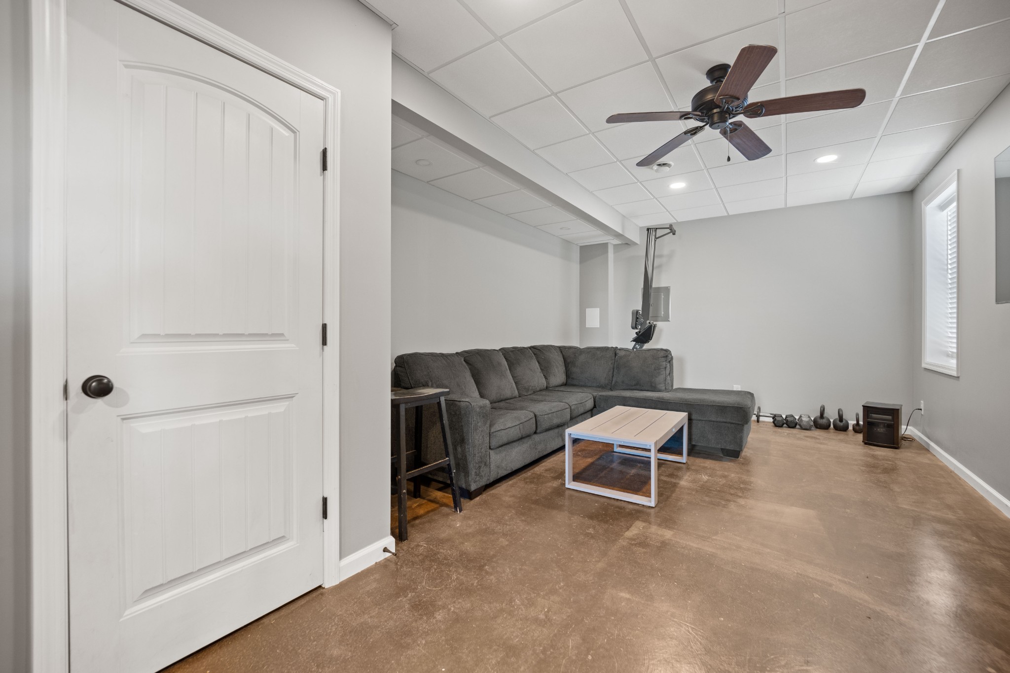 671 Salem Ridge Road Clarksville, TN 37040 - Photo 37 of 44 a living room with furniture and a ceiling fan