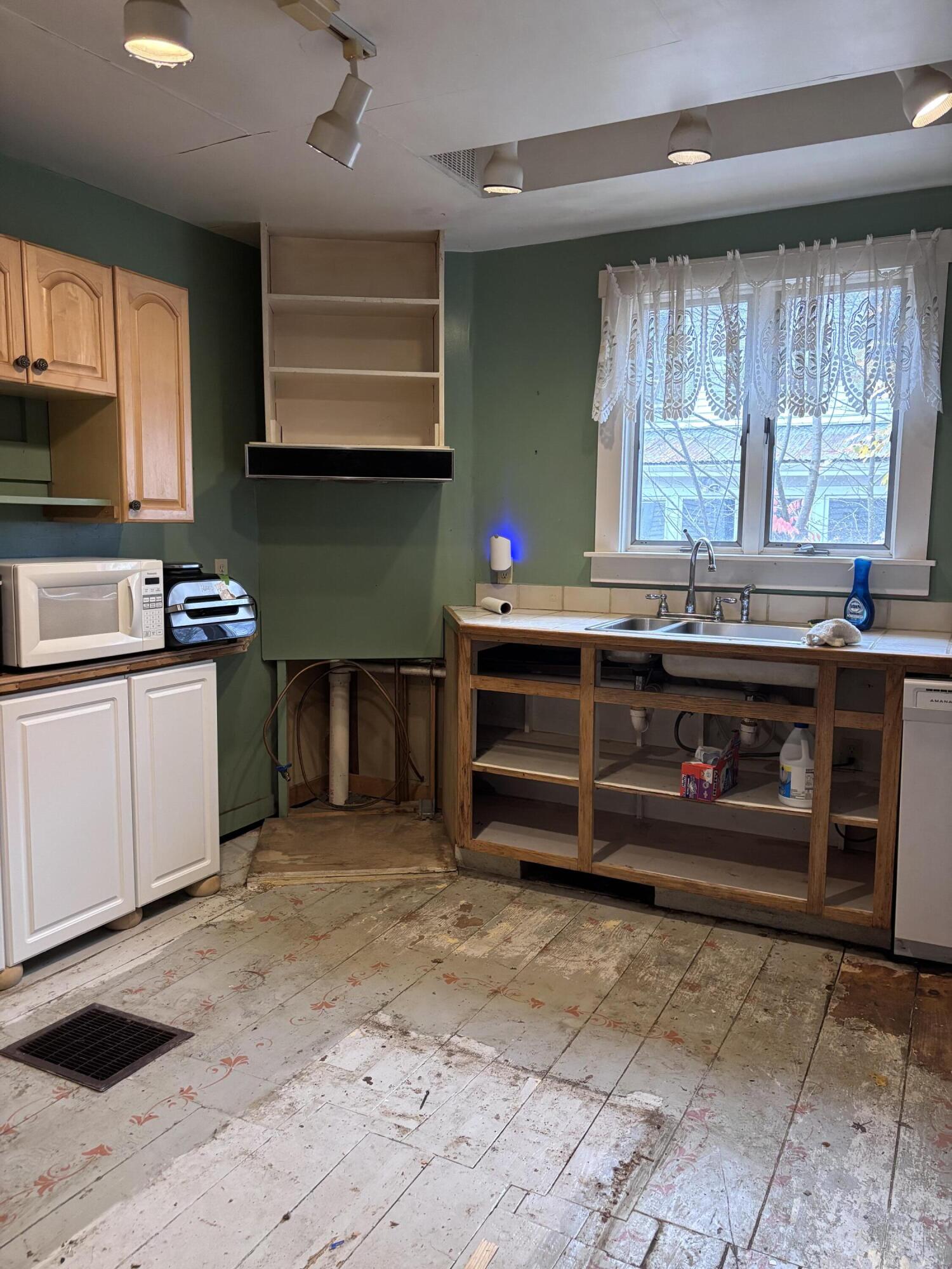 17 Twombley Road Sanford, ME 04073 - Photo 14 of 23 Kitchen