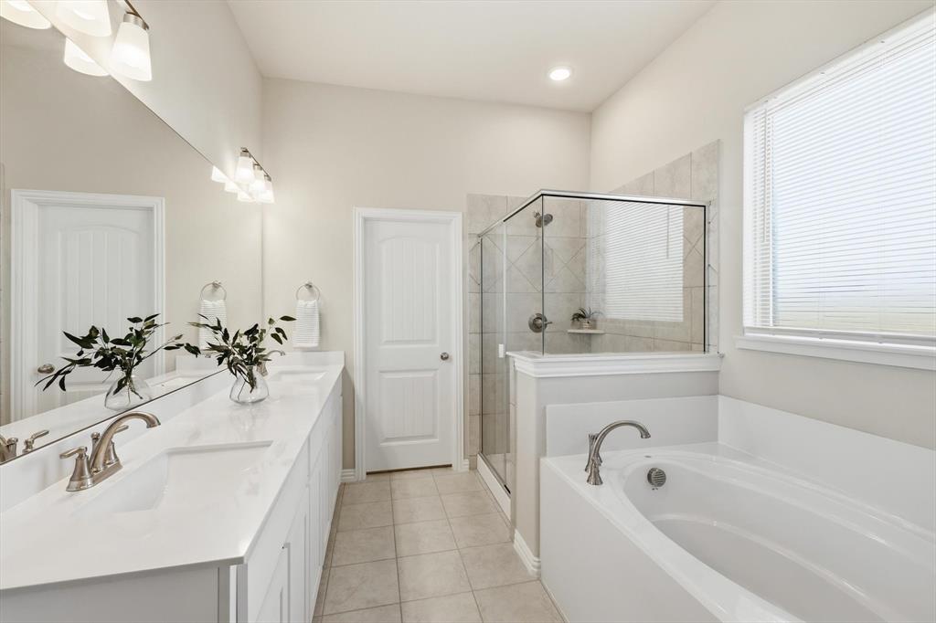 139 Steppes Court Decatur, TX 76234 - Photo 31 of 40 a bathroom with a tub sink and mirror