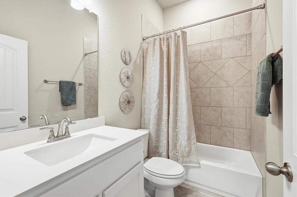139 Steppes Court Decatur, TX 76234 - Photo 35 of 40 a bathroom with a sink a toilet and a bathtub