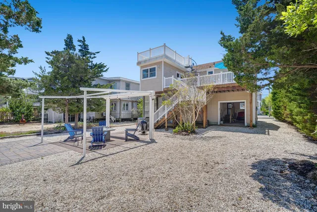 a view of an entryway with washer and dryer