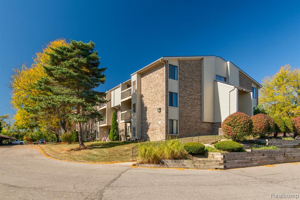30445 West 14 Mile Road, Unit 52 Farmington Hills, MI 48334 - Photo 4 of 16