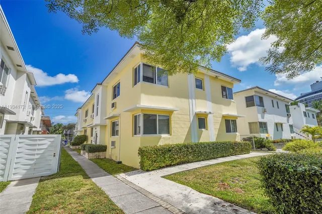 $1,900 | 955 Bay Drive, Unit 4, Miami Beach, FL 33141