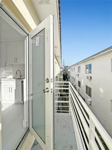 $1,900 | 955 Bay Drive, Unit 4, Miami Beach, FL 33141