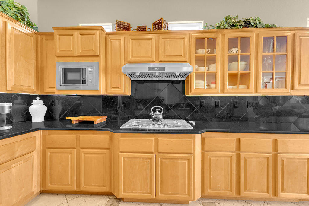 78079 Calle Norte La Quinta, CA 92253 - Photo 21 of 51 a bathroom with a sink and a window