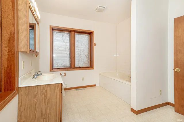 $669,900 | 8241 East Wade Lane, North Webster, IN 46555