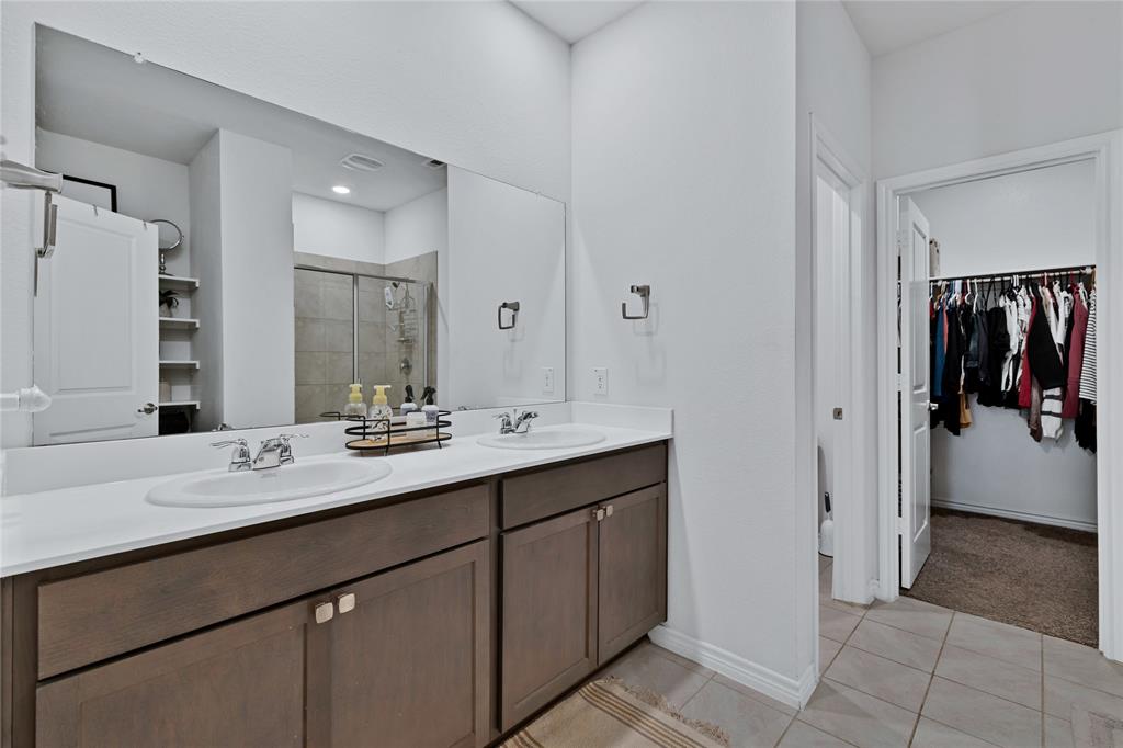 717 Rawhide Way Princeton, TX 75407 - Photo 10 of 31 a en suite bathroom with a double vanity sink a and a mirror