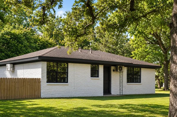 a view of a house with a backyard