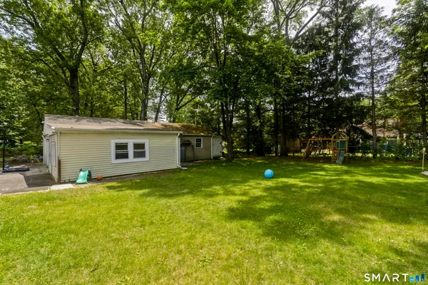 a view of a back yard