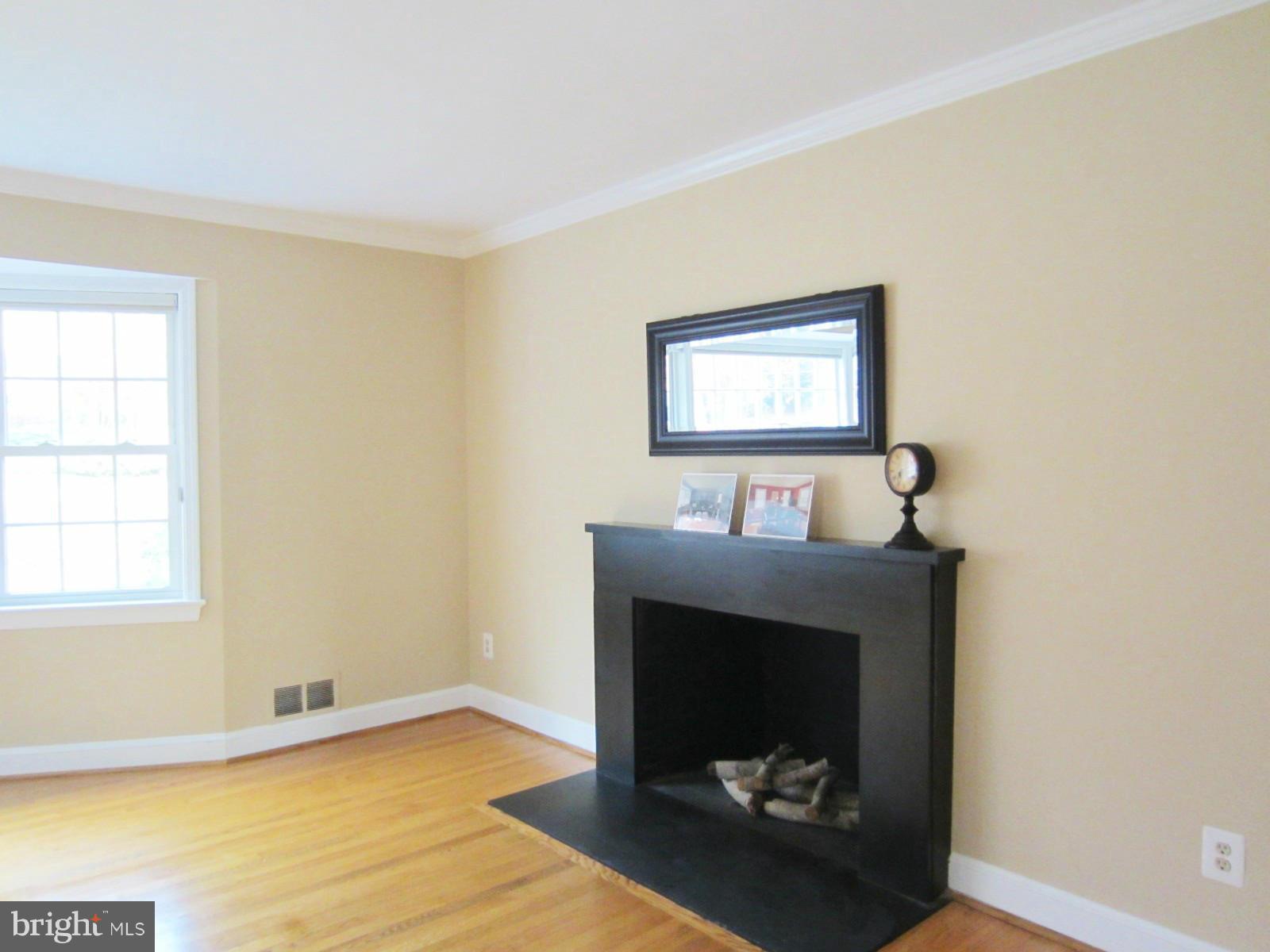 7325 Churchill Road McLean, VA 22101 - Photo 12 of 30 Living Room