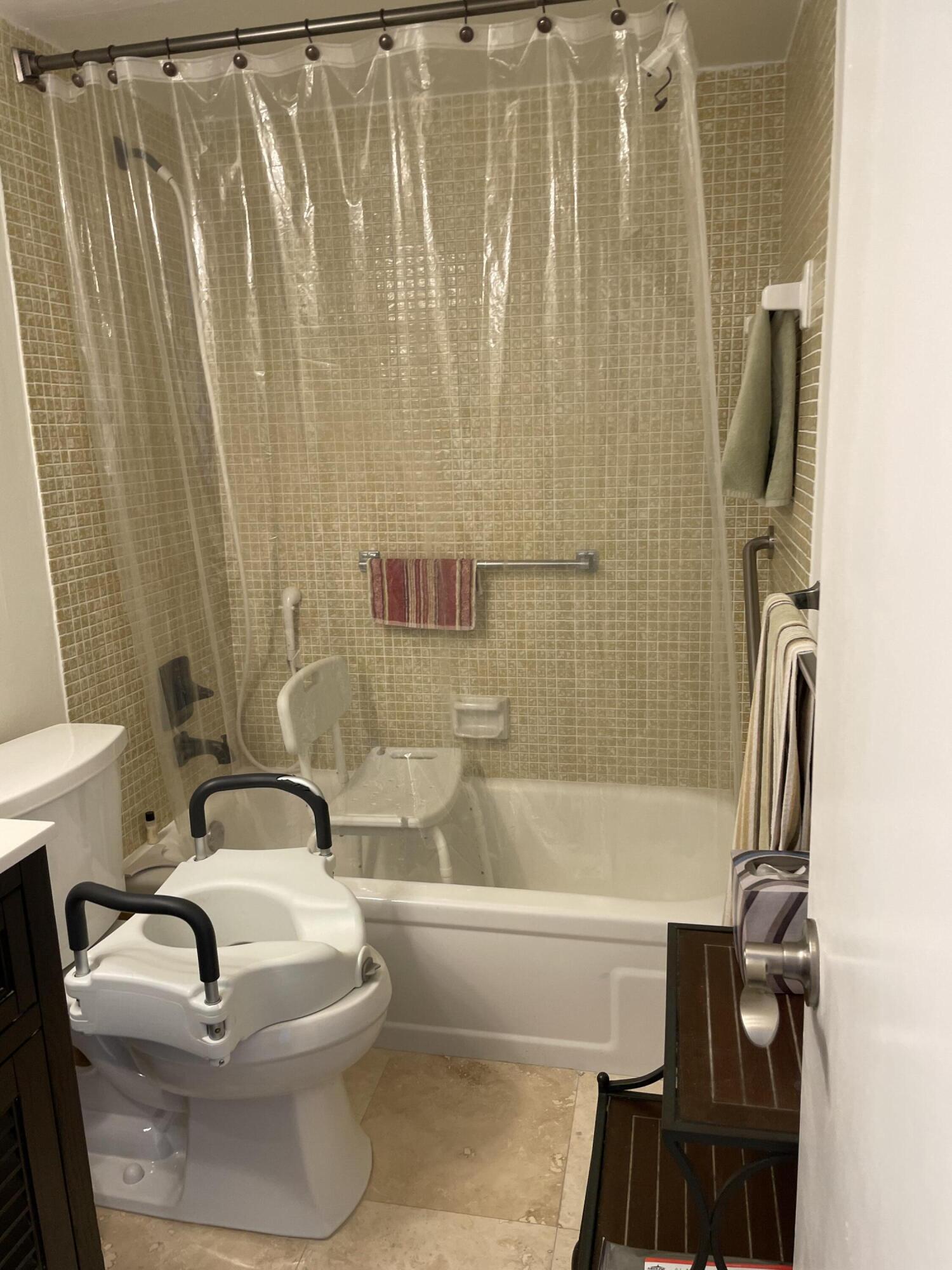 22 Brighton A, Unit 22A Boca Raton, FL 33434 - Photo 10 of 14 Bathroom