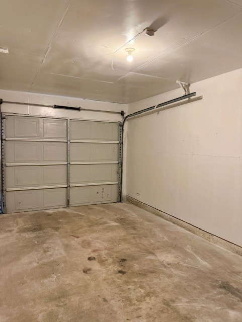 9006 B Sedgemoor Trail Austin, TX 78748 - Photo 15 of 16 View of garage