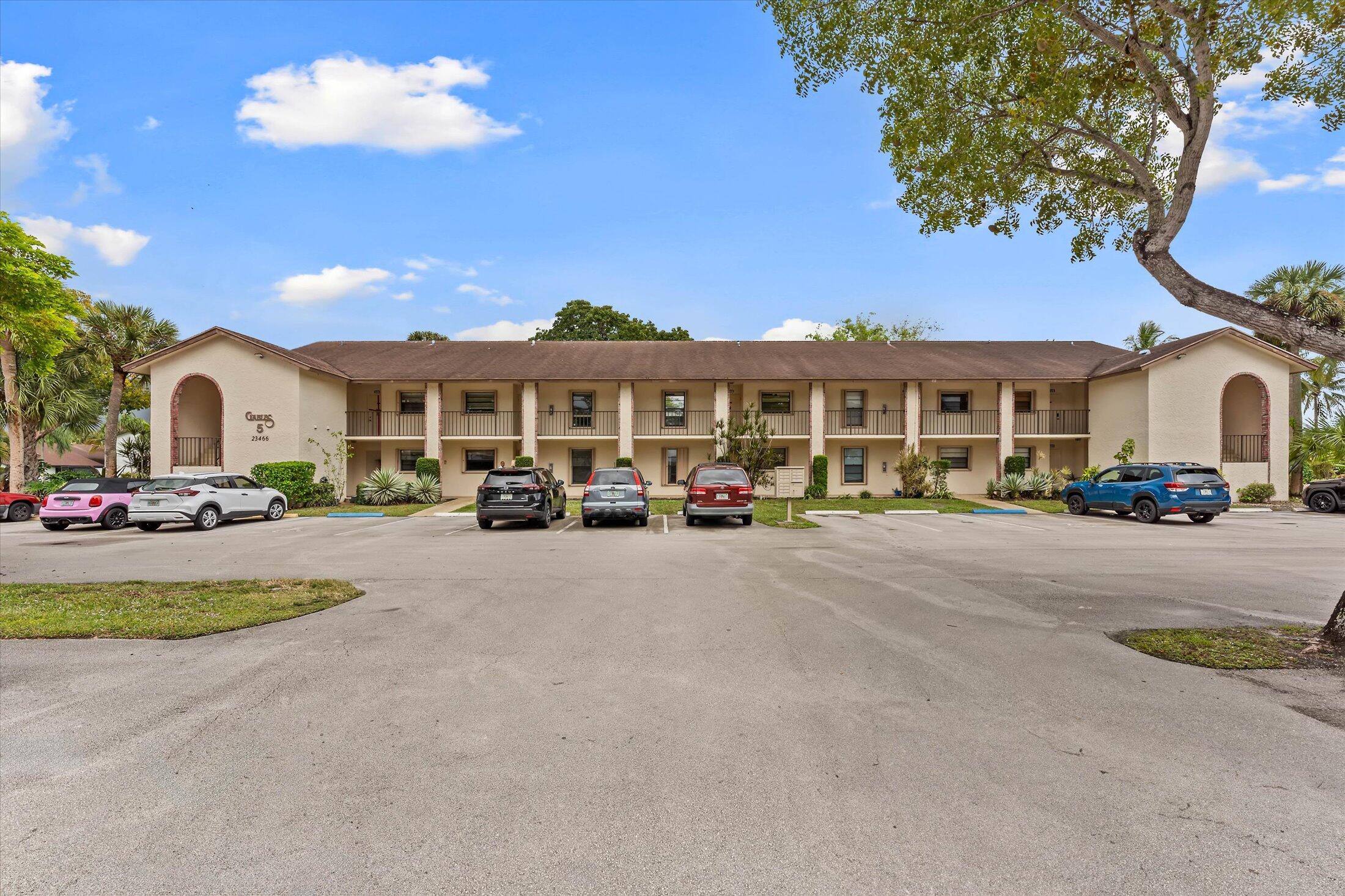 a group of cars parked in front of a building