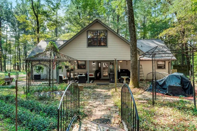 a view of a house with backyard