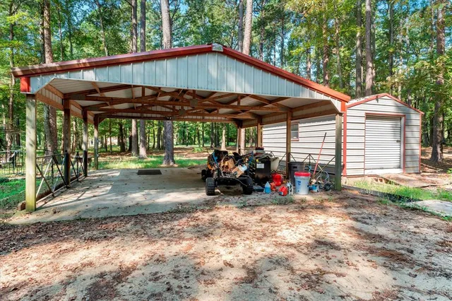 a view of a house with backyard