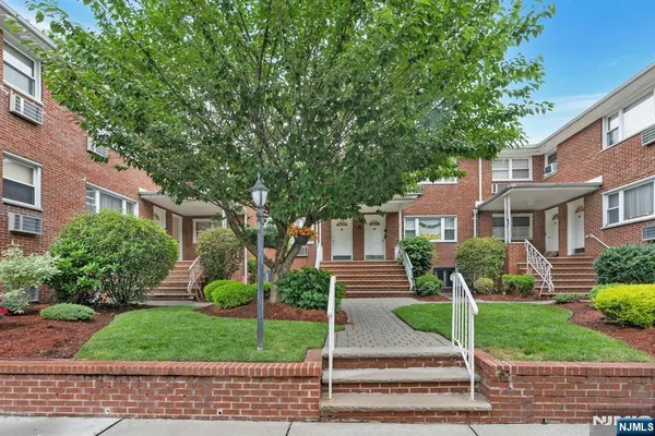 $2,550 | 201 Oakdene Place, Unit D1, Cliffside Park, NJ 07010