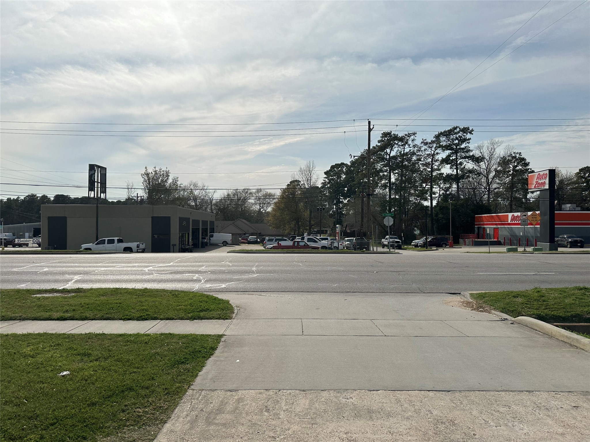 1806 North Frazier Street Conroe, TX 77301 - Photo 7 of 11 a view of a fountain in front of a house